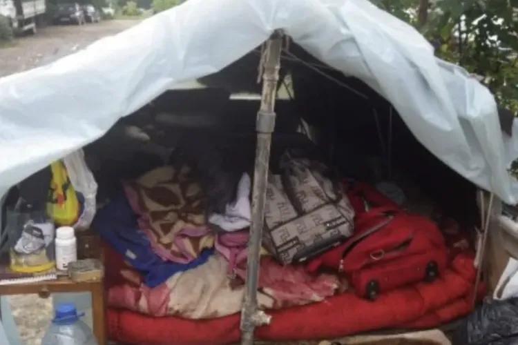 Situație alarmantă în Cluj! Persoanele fără adăpost ocupă spațiul verde de lângă Podul Locomotivei, lăsând în urmă mizerie vizibilă: „Miroase îngrozitor!”