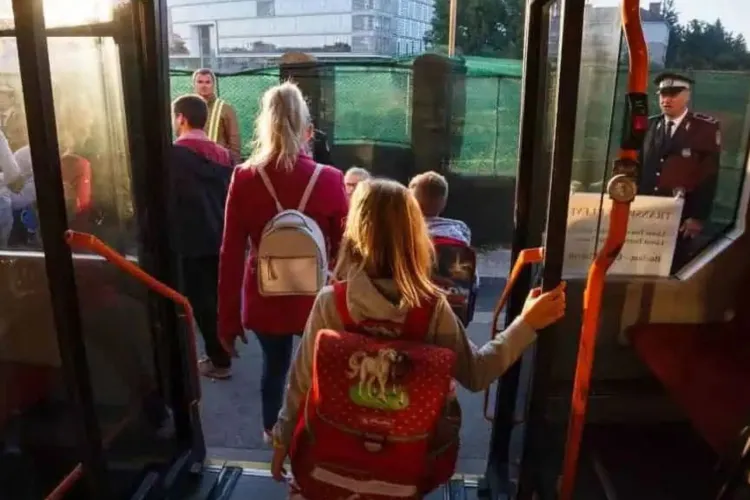 Revoltă la început de an școlar: Părinții elevilor de la o școală din Cluj-Napoca cer explicații pentru transportul promis și... dispărut