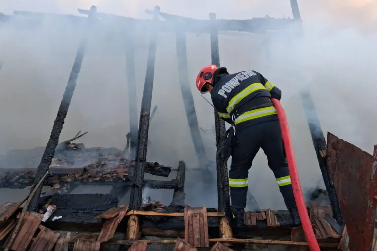 Incendiu de proporții în Cluj: Pompierii luptă contra unui incendiu extins pe o suprafață de 120 de metri pătrați. Ce a provocat incendiul