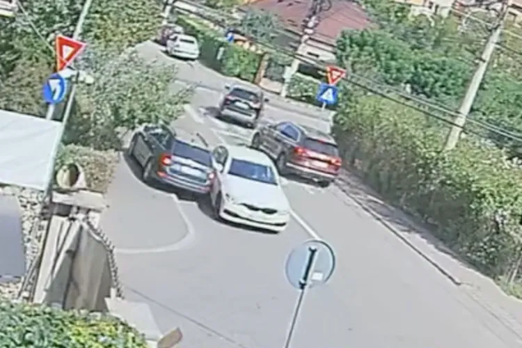 VIDEO. Scandal pe o stradă din Cluj: Șofer de BMW cu numere de Suedia lovește o Skoda, fuge și revine de trei ori la locul faptei!
