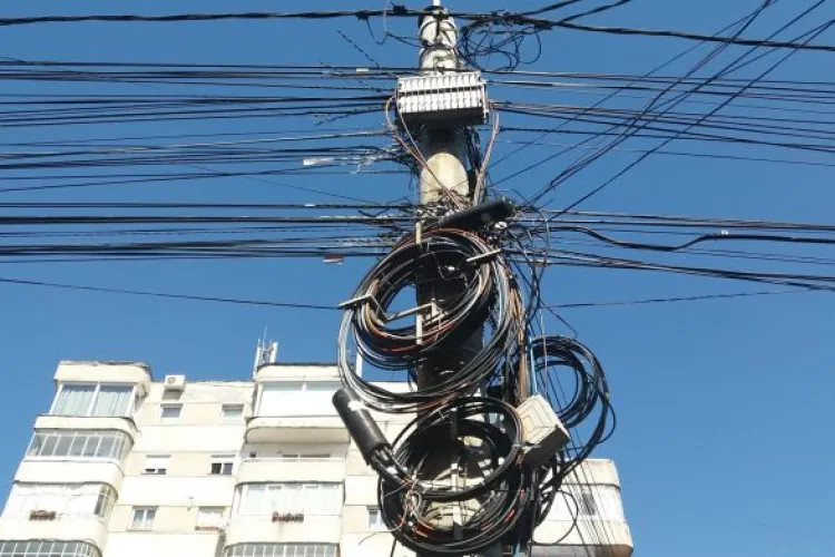 Investiții ratate în Cluj-Napoca! Trotoarele sunt tăiate de două ori și cablurile rămân tot la suprafață: „Vai de capul celor din jur” 