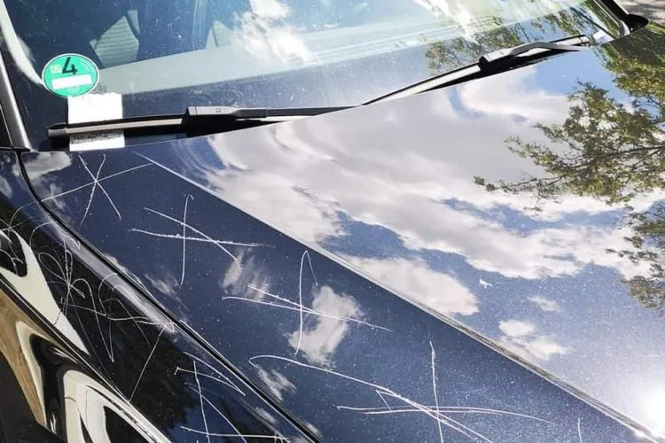 Vandalism cu iz de mister în Cluj-Napoca! Un șofer și-a găsit mașina zgâriată și vandalizată peste noapte, făptașul e necunoscut: „Nu era loc de parcare!”