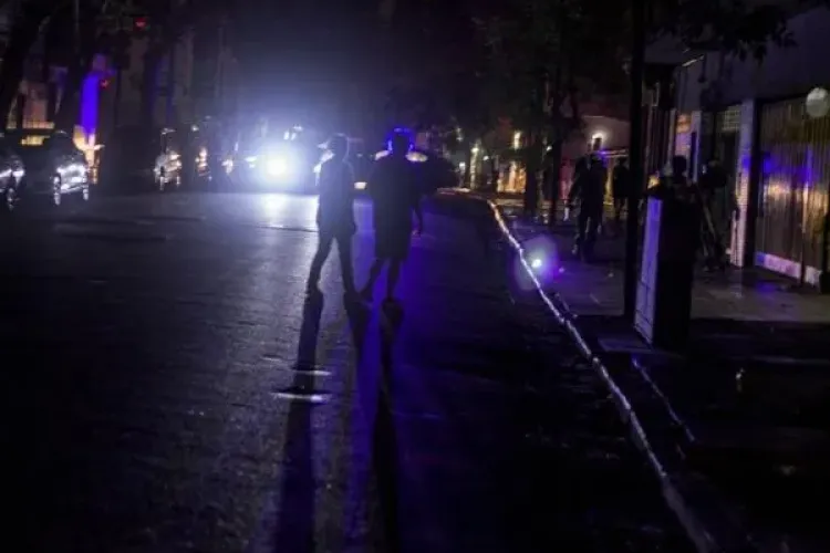 Scandal pe Calea Baciului din Cluj-Napoca! Locuitorii se plâng de probleme grave cu iluminatul public: „Pâlpâie și nu se aprind”