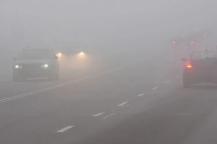 Multe drumuri din Cluj sunt acoperite de ceață. Poliția recomandă șoferilor reducerea vitezei, iar pietonilor atenție sporită la traversări