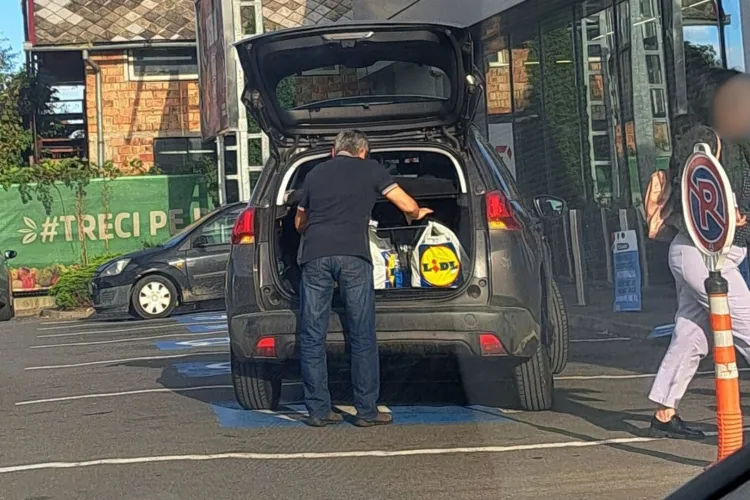 Nesimțire totală într-o parcare de hypermarket: Un șofer și-a parcat mașina pe două locuri pentru persoane cu dizabilități, chiar în fața ușii FOTO