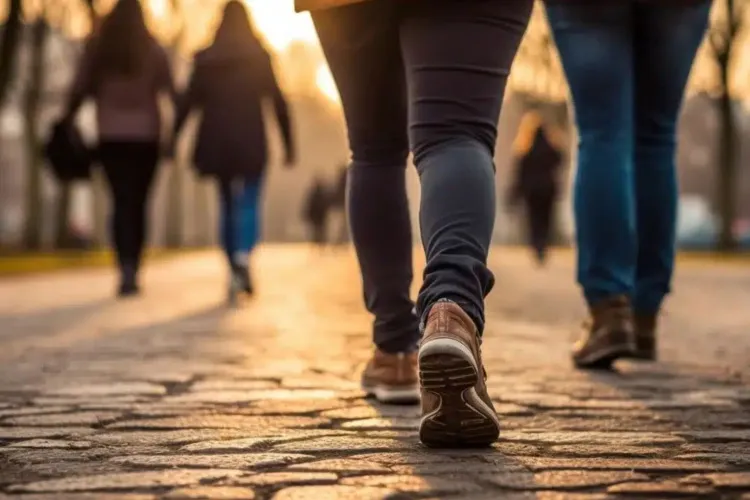 Descoperire URIAȘĂ în medicină: Mersul rapid, asociat cu un risc semnificativ mai mic de cancer. Care este explicația medicilor