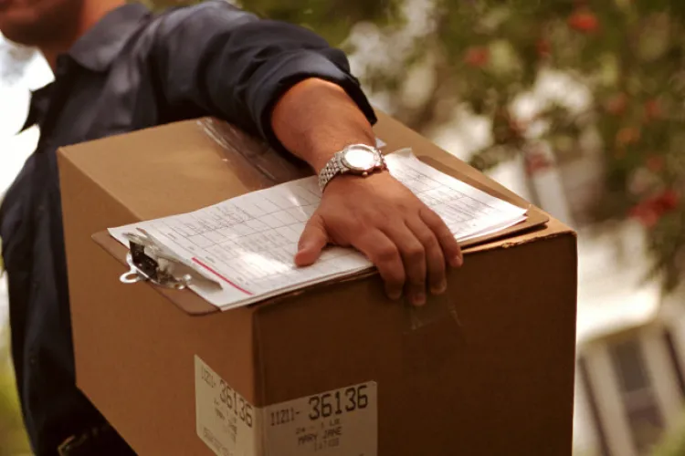 VIDEO. Clujean angajat la o firmă de curierat prins că înlocuia obiecte din colete. Își însușea și banii din rambursuri. Ce măsură au luat procurorii