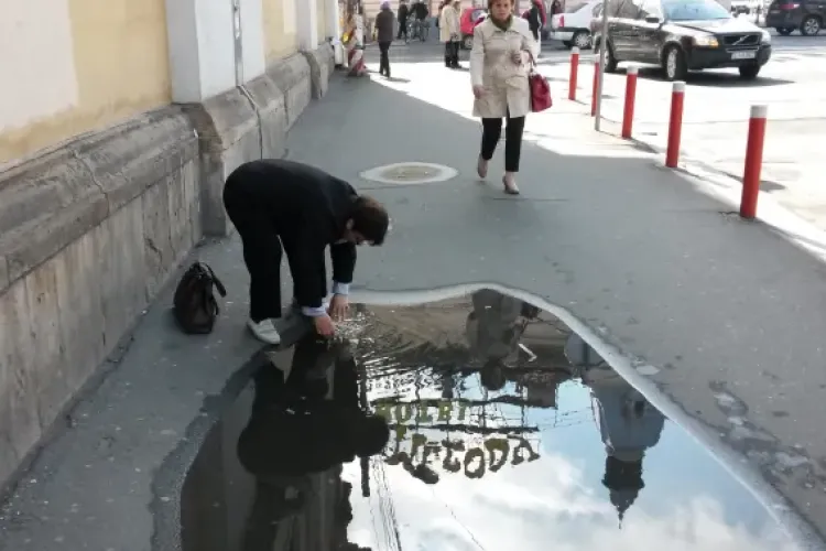 Un trotuar din Cluj-Napoca se transformă în „piscină” la fiecare ploaie! Clujenii așteaptă de 3 ani o minune, dar nu apare: „Nu s-a remediat problema” 