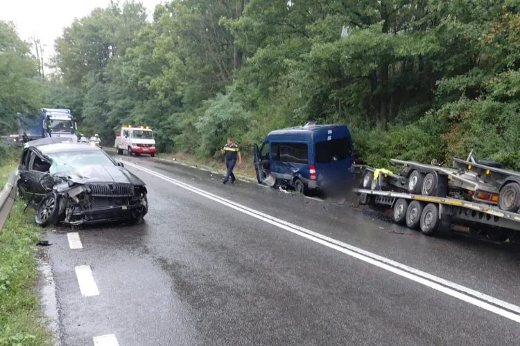 Cum s-a produs accidentul din Cluj: O mașină s-a izbit de o autoutilitară cu remorcă după ce șoferul a pierdut controlul volanului. 3 persoane rănite