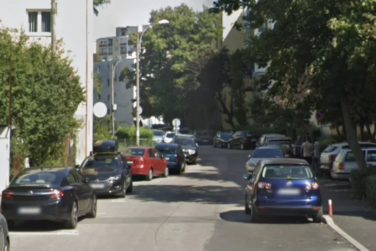 Blocaje zilnice pe o strada din Cluj-Napoca! Mașini parcate neregulamentar blochează complet circulația în fiecare dimineață și șoferii sunt revoltați