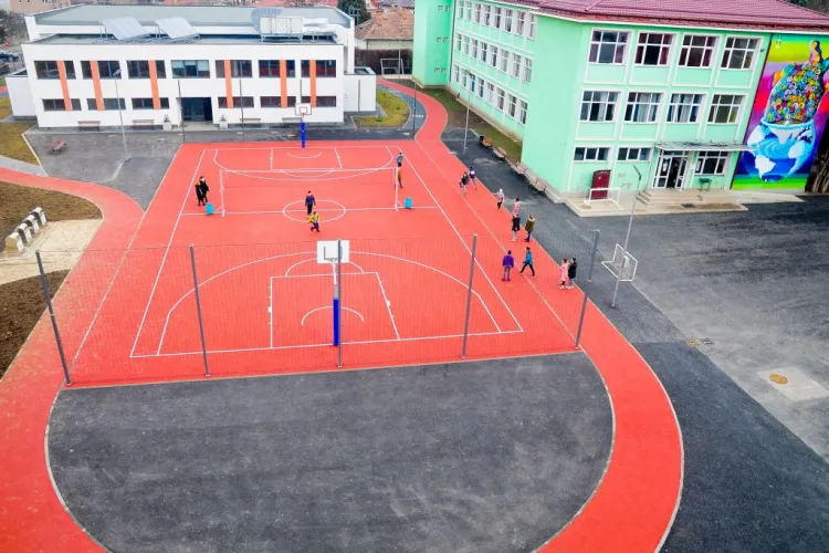 Nervi întinși la maxim pentru părinții clujeni cu copii la Onisifor Ghibu! Micuții din clasele primare trimiși în alt cartier, parcarea ocupată de camioane