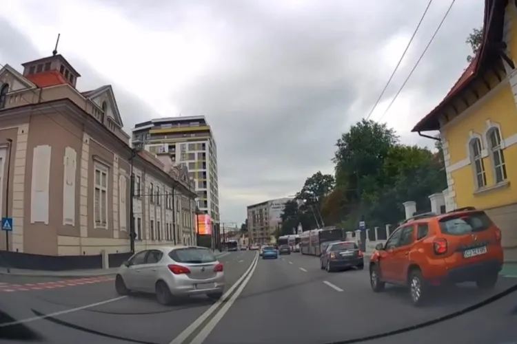 Un șofer „grăbit” taie linia dublă continuă din apropiere de Platinia, la oră de vârf  în Cluj-Napoca. Nici că i-a păsat - VIDEO
