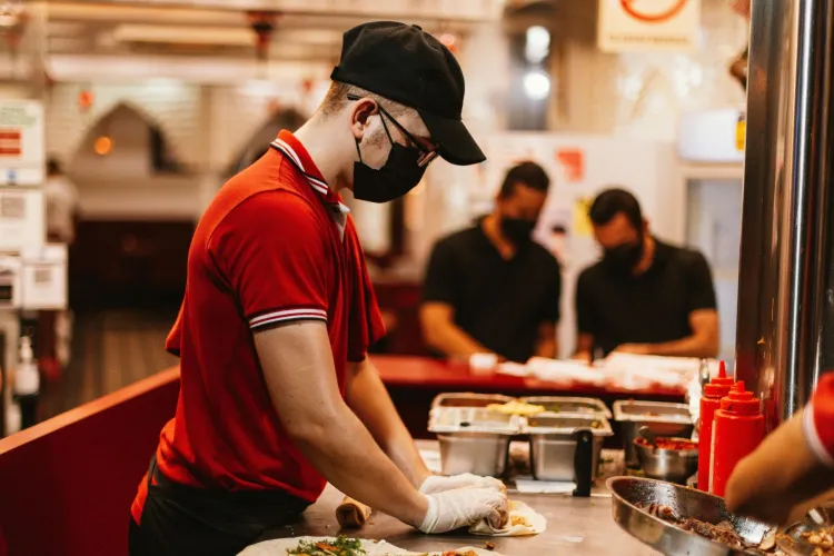 Oraș de cinci stele, probleme de cinci stele. Disperat, un clujean se plânge de calitatea shaormei din oraș: „E chiar atât de greu?”