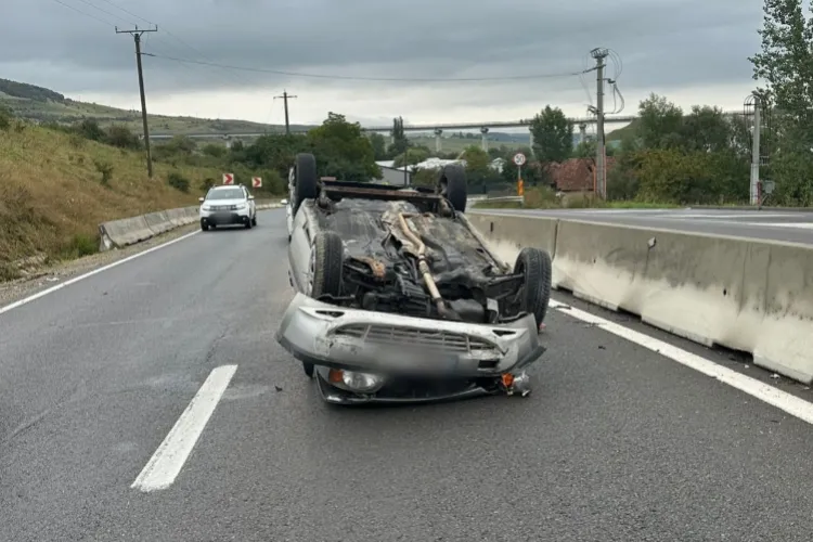 La un pas de tragedie! O mașină s-a răsturnat în „curba morții” din Cluj! Șoferul a pierdut controlul asupra direcției de mers