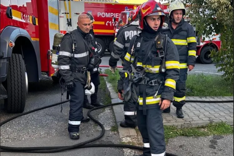 Incendiu la o firmă din Gherla. Au ars cantități importante de hârtie și mobilier. Situație la un pas de un dezastru și mai mare
