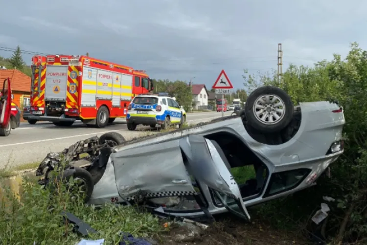 Grav acccident în Cluj! O mașină s-a răsturnat în afara carosabilului. Un bărbat a fost transportat de urgență la spital 