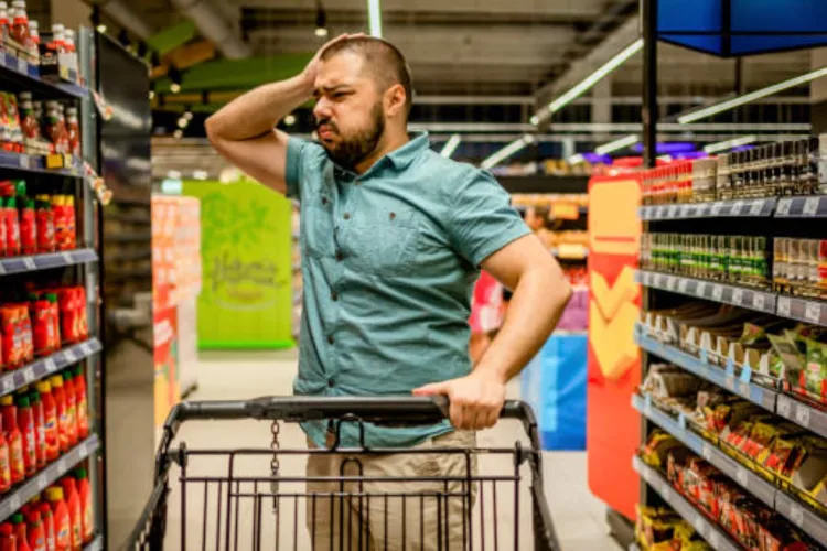 Români, pregătiți-vă: Lista completă cu alimentele care se scumpesc de la 1 octombrie. Guvernul renunță la plafonarea adaosului comercial