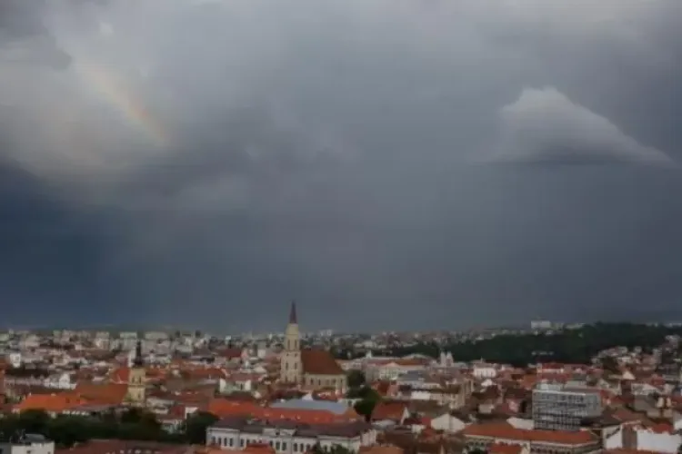Toamna își intră în drepturi la Cluj! Meteorologii au anunțat COD GALBEN de ploi torențiale și vânt puternic