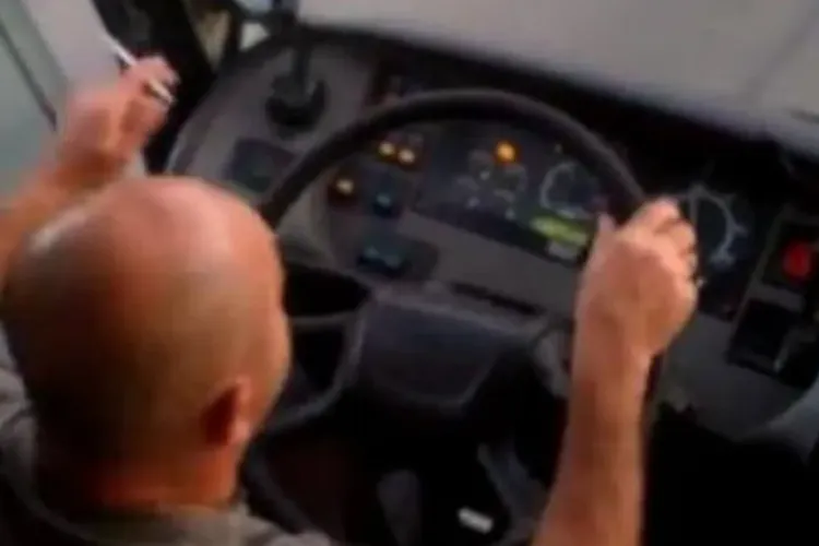 Cluj-Napoca, „scrumieră” pentru șoferi! Un conducător auto a fost prins în timp ce arunca pe geam mucuri de țigară: „Arunci la fiecare pufăit”