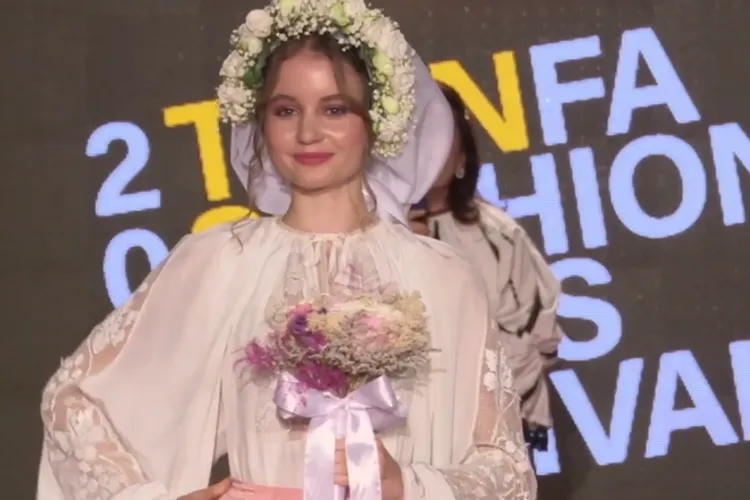 VIDEO. Fiica lui Irinel Columbeanu, Irina, apariție delicată și diafană pe podiumul de modă la Cluj. A deschis aseară Transilvania Fashion Festival 2025
