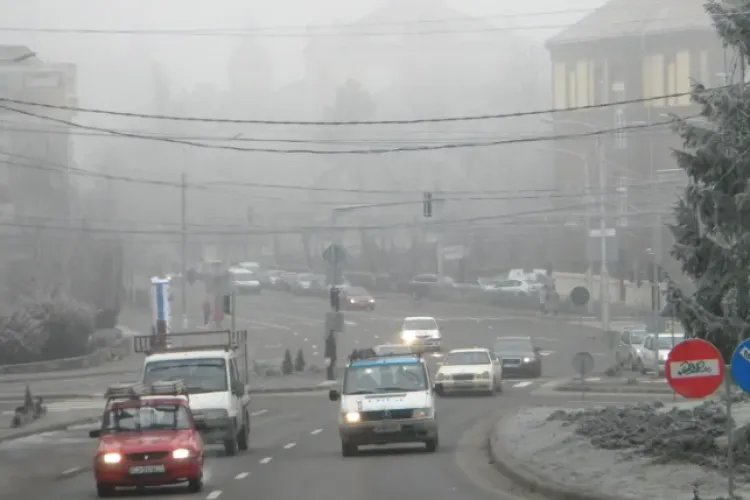 Atenție, șoferi! Clujul și zonele învecinate sunt sub cod de ceață densă