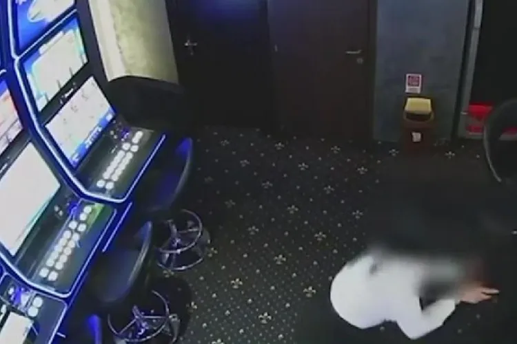 Jaf demn de un film de acțiune: Un bărbat mascat a furat aproape 7000 de lei cu un pistol de jucărie de la o sală de jocuri de noroc