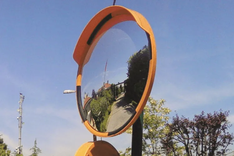 Clujenii cer disperați o oglindă pe strada Antonio Gaudi: Vizibilitate zero, risc uriaș de accidente la fiecare ieșire de pe stradă