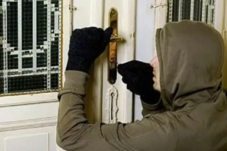 Un tânăr de 19 ani a fost reținut de polițiști după ce a jefuit un centru pentru persoane vârstnice din Cluj-Napoca 