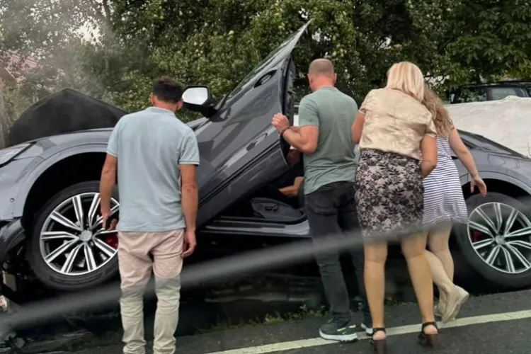 Accident la Vâlcele. O mașină a ajuns în șanț și s-a oprit într-un stâlp de electricitate. Al cincilea accident azi în județul Cluj FOTO