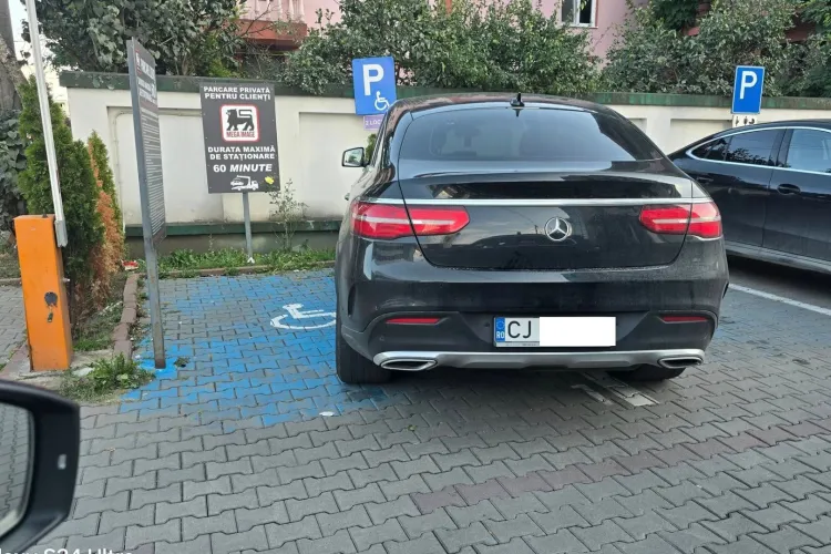 Un clujean s-a parcat lejer pe două locuri pentru persoanele cu handicap. Schimb acid de replici după ce a fost confruntat: „Ești un nesimțit!”