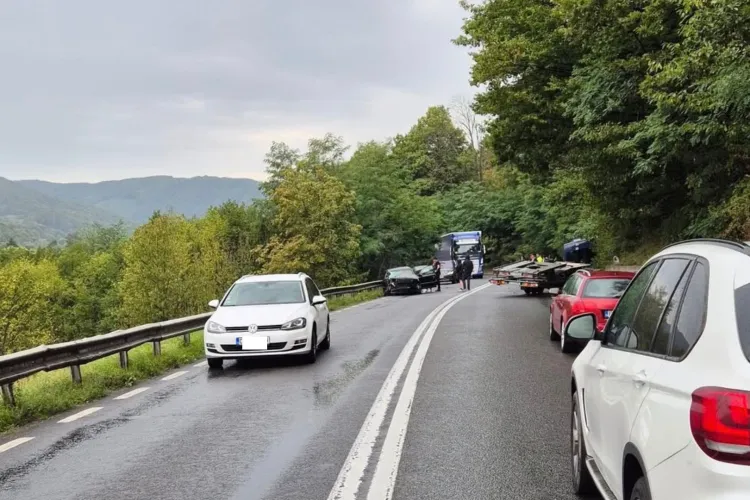 Accident la intrarea în Bucea dinspre Cluj: Două autovehicule implicate, iar traficul este complet blocat