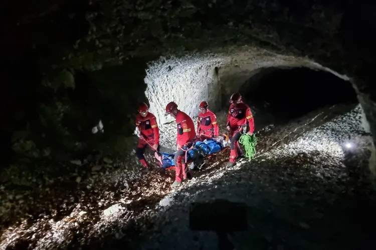 Tragedie în munți! O persoană a fost găsită decedată, iar patru au fost transportate la spital de urgență 