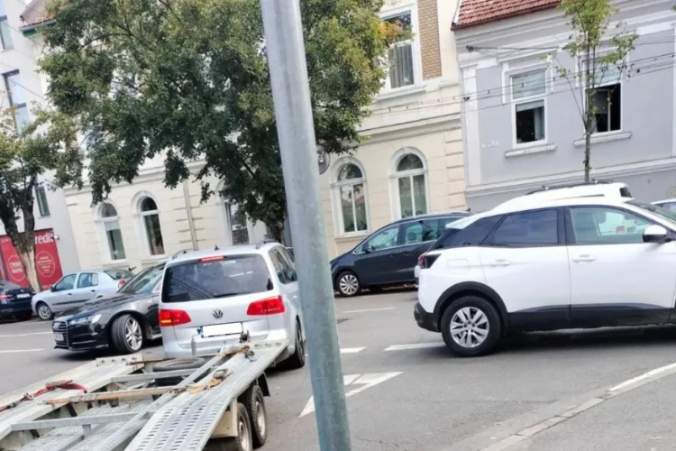 Lipsa locurilor de parcare din Cluj îi face pe șoferi foarte „inventivi”. Cum și-a parcat un clujean SUV-ul în intersecție: „Asta da parcare!” FOTO