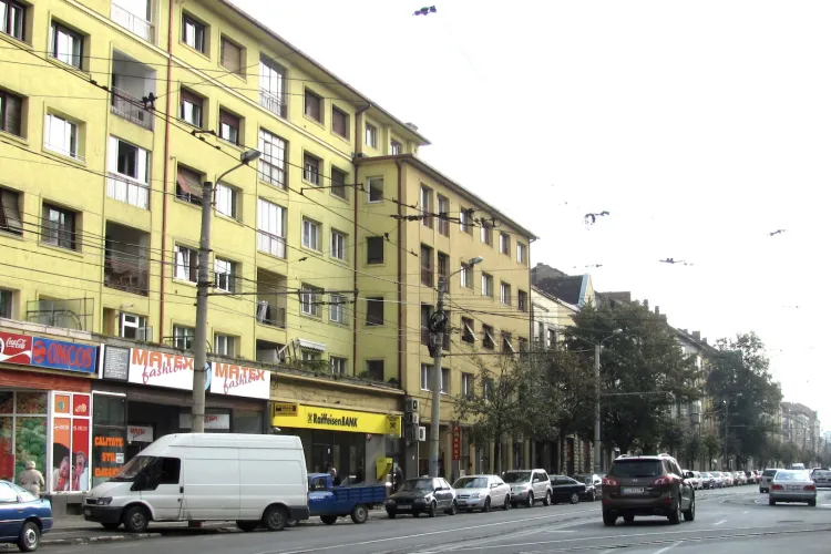 Haos pe strada Horea din Cluj-Napoca de când a început școala! Zeci de mașini parcate ilegal paralizează banda 1 și pun în pericol pietonii și bicicliștii!