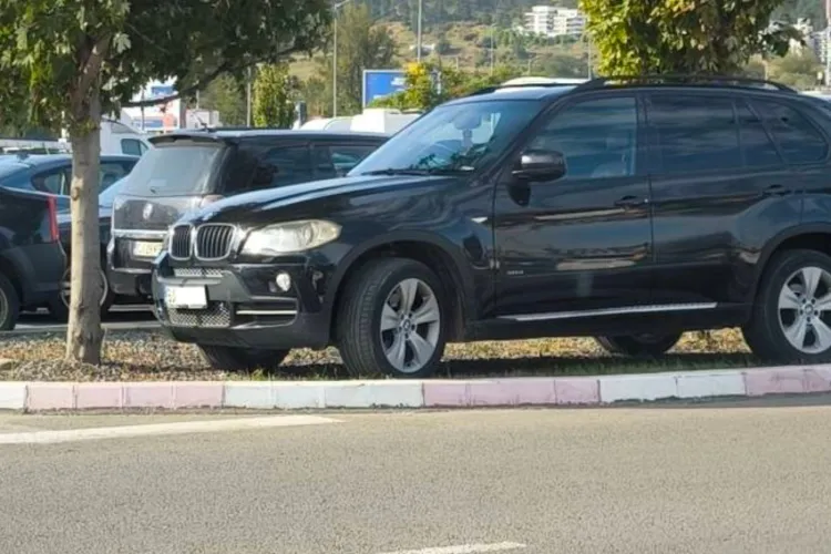Altă parcare de 5 stele în Cluj: Un BMW cu numere de București s-a parcat „la umbră”, fix pe spațiul verde. „Nu ne mai facem bine”