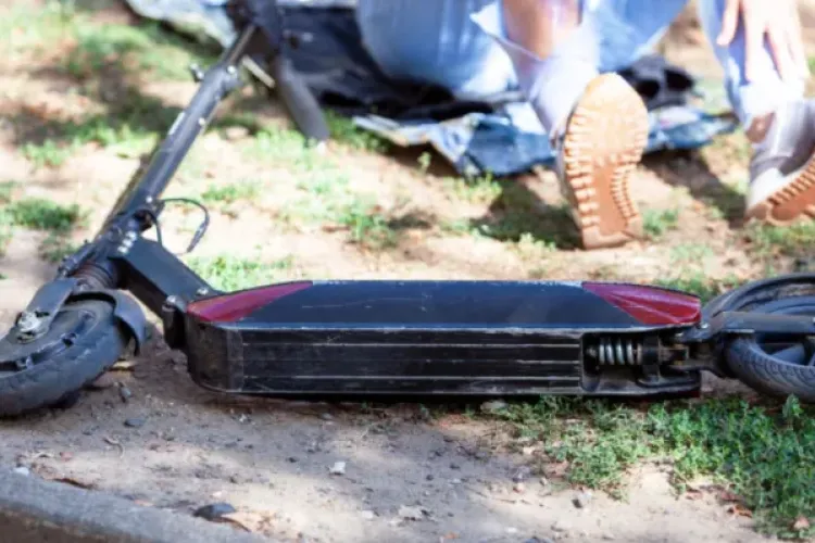 Un clujean trage un semnal de alarmă cu privire la trotinetele electrice „aruncate” peste tot în Cluj-Napoca: „Se așteaptă și la Cluj să moară cineva?”