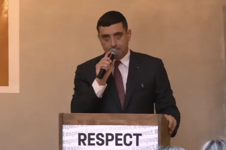 Clujean semnalează nereguli: Afișe AUR și cu George Simion după campania electorală cu mesaje controversate au rămas la vedere, risc de sancțiuni legale