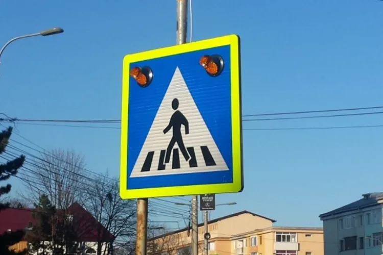 Cluj-Napoca: Un semn de trecere pentru pietoni, aproape să cadă peste trecători: Așteptăm să moară cineva?”