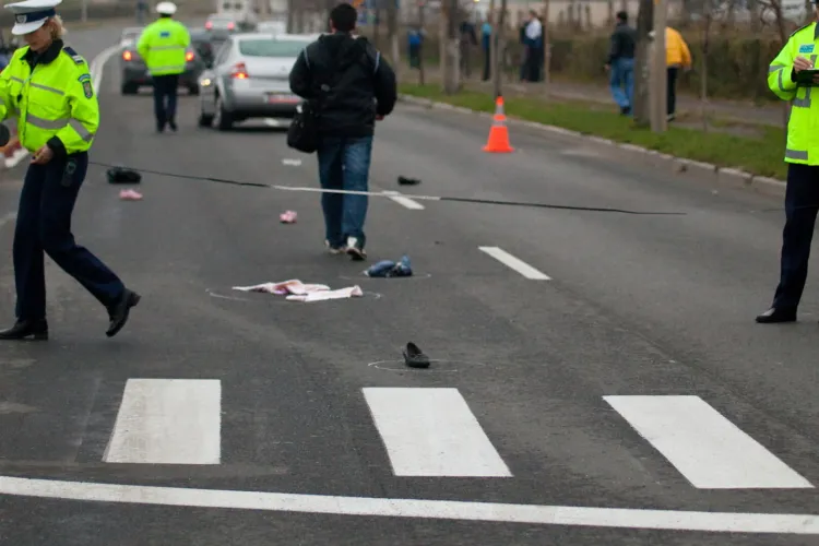 Accident în Cluj: Un pieton a fost luat în plin când traversa o trecere de pietoni nesemaforizată. Victima a fost transportată la spital