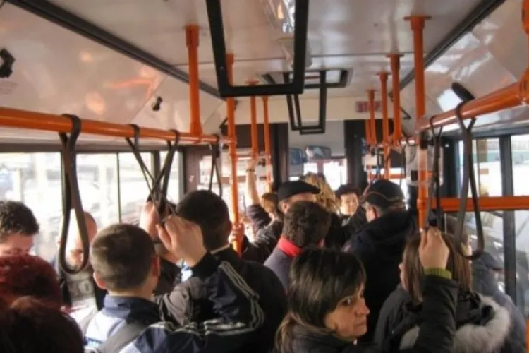 Conflict deschis între floreșteni din cauza ghiozdanelor elevilor în autobuzele aglomerate: „Să le pună pe jos”/ „Nu mai încape lumea de copii?”