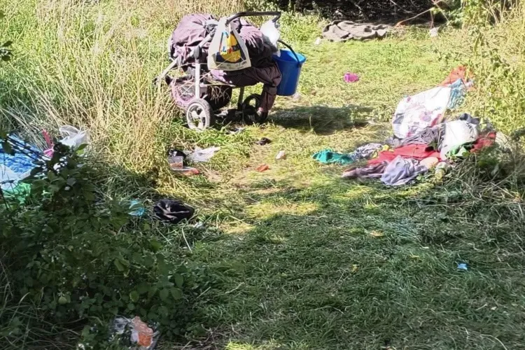 Clujul revine la haos: Foarte multe gunoaie lăsate de oamenii străzii într-o zonă din Mărăști. „Locul arată din nou ca o groapă de gunoi!”