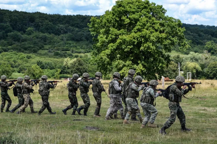 Militari cu armament și tehnică militară scoși pe străzi în mai multe comune din Cluj. Ce urmărește armata cu această mobilizare de forțe 