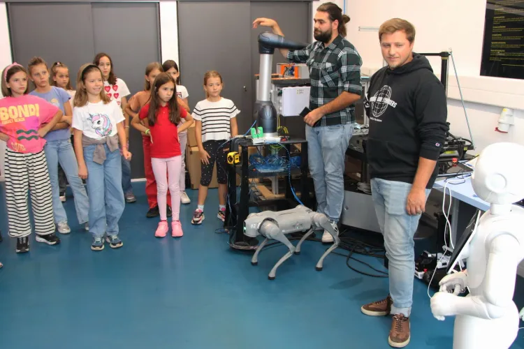 Elevii unei școli din Cluj-Napoca s-au „întâlnit” cu cei mai drăgălași roboți la UTCN: Patrocle și Pepper au făcut senzație! FOTO
