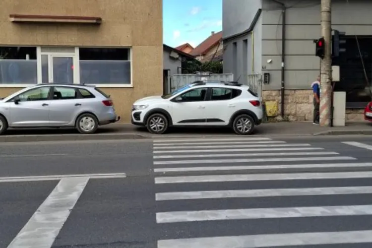 „Cei trei muschetari” din Cluj: Și-au parcat „bolizii” fix pe trotuar, iar unul dintre ei a blocat complet accesul la trecerea de pietoni FOTO
