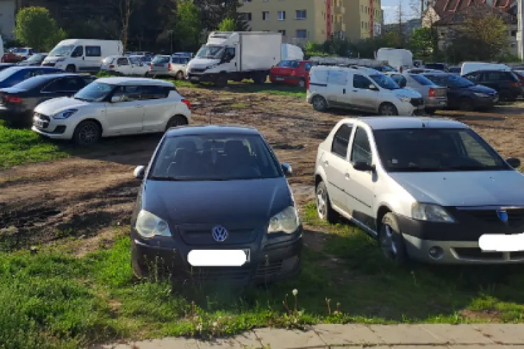 O parcare de la o bază sportivă din Cluj-Napoca, ocupată tot timpul de către localnici: „Mașinile stau nemișcate de câteva zile” 