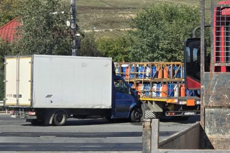 VIDEO. Risc major într-un accident la Jucu, Cluj. O dubă a intrat într-un camion plin cu butelii