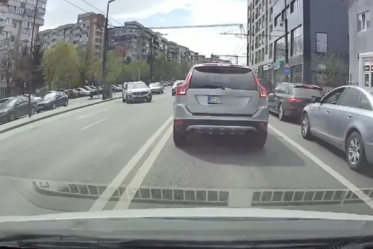Cluj-Napoca, oraș de coșmar! O stradă devine „capcană” pentru șoferi din cauza opririlor neregulamentare: „Există risc mare de accidente” 