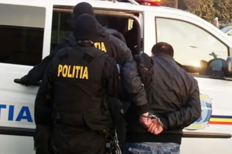 Doi agresori violenți arestați la Cluj. Și-au bătut victima cu o grindă de lemn în curtea firmei, ca să le dea o sumă de bani