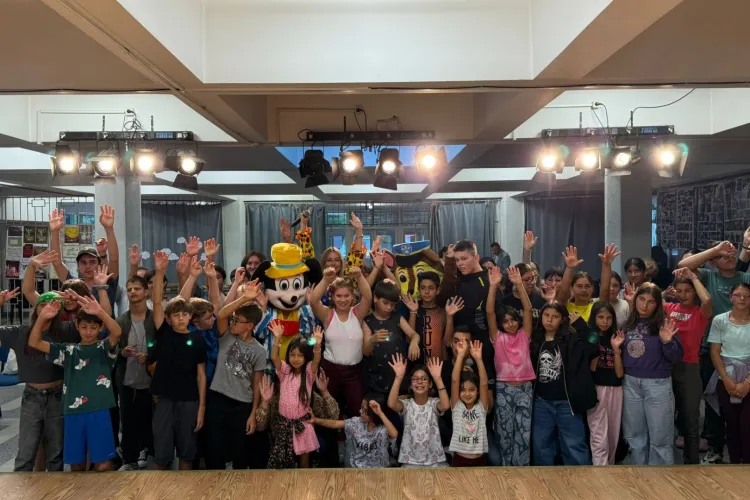 Copiii din centrele DGASPC Cluj au primit în dar o lume de poveste: Spectacol cu personaje Disney, emoție și cadouri pentru fiecare FOTO