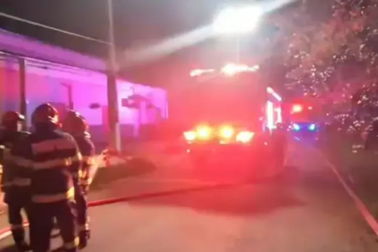 La un pas de tragedie! Un incendiu devastator a făcut scrum o fabrică! Pompierii s-au luptat ore în șir cu flăcările 